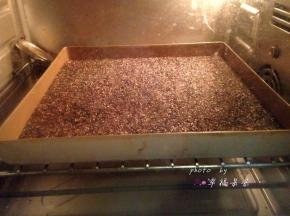 芝麻倒入烤盘，烤箱预热后放入烤箱中层180度左右烤5分钟