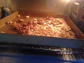 花生和核桃也放进烤箱烤熟，180度烤10分钟左右，花生烤熟去除红衣，然后和核桃一起放在烤箱里面50度左右保温待用，然后准备熬糖