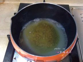水、白砂糖、麦芽糖、盐依次倒入奶锅，燃气灶小火熬煮