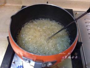 大约5分钟后的状态，糖水起大泡，用刮刀稍稍搅拌糖水，继续熬煮