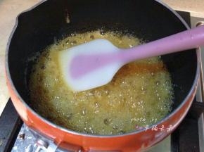 大约熬至10分钟左右，糖水颜色变深，呈密集的小泡泡状态，糖水的温度达到135度后立即关火