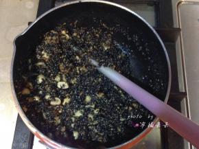 马上加入温热的花生芝麻和核桃，用力搅拌均匀