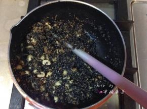 马上加入温热的花生芝麻和核桃，用力搅拌均匀