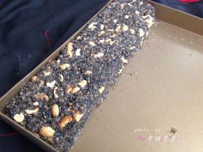 拌匀后倒入不沾烤盘，按压整形成长条状