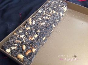 拌匀后倒入不沾烤盘，按压整形成长条状