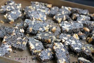 稍微冷却后，待糖还是温热时立即切片，否则待糖完全冷却变硬就不好切了