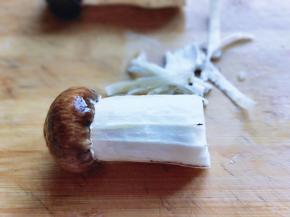 松茸姑去根，表皮去掉，用手轻轻撕即可。