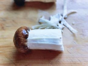 松茸姑去根，表皮去掉，用手轻轻撕即可。