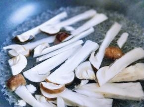 切好的松茸焯水，2分钟捞出，淋干水份。