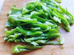 青椒去根，去籽，洗干净切丝。