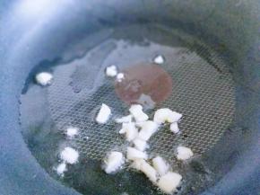 起油锅，加入切碎的蒜炒香。