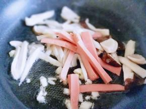 加入火腿和松茸煸炒。