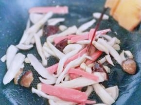 加入生抽。少许