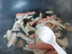 加入白砂糖。(南北口味差异，不喜欢的不放也可以)