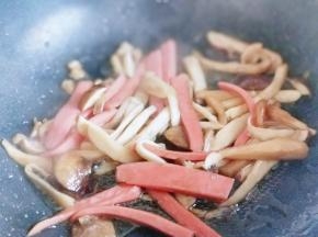 翻炒均匀，将松茸炒熟。
