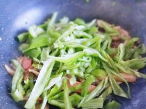 加入青椒，快速翻炒。