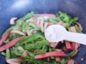 加入鸡粉，关火，借助余温翻炒均匀即可，