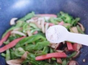 加入鸡粉，关火，借助余温翻炒均匀即可，