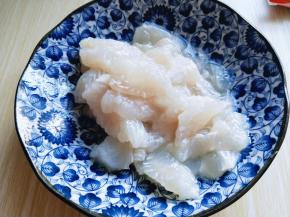 龙利鱼解冻后，切片，不要太薄，龙利鱼没有鱼骨头太薄容易碎。