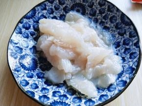 龙利鱼解冻后，切片，不要太薄，龙利鱼没有鱼骨头太薄容易碎。