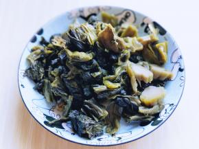 酸菜洗干净，切块。