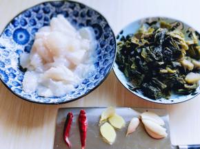 葱姜蒜去皮切碎。准备工作完成。