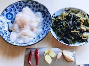 葱姜蒜去皮切碎。准备工作完成。