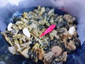 起油锅，加入切好的酸菜煸炒。