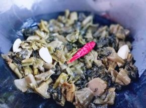 起油锅，加入切好的酸菜煸炒。