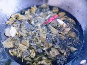加入清水，适量多些，大火烧开后转小火15分钟。