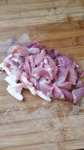 把猪肉切成片