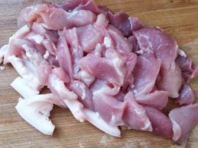 把猪肉切成片