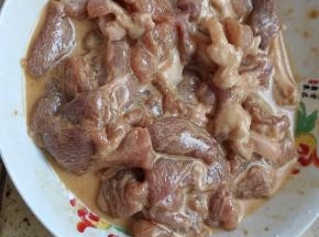 加了生抽生粉腌制一会