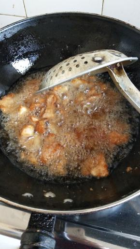 热锅入油把肉放入油锅过一遍，冷凉后再过一遍