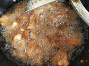 热锅入油把肉放入油锅过一遍，冷凉后再过一遍