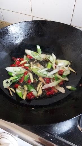 放入辣椒炒香