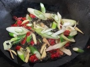 放入辣椒炒香