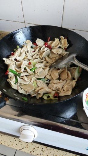 可以再点入少许酱油入味