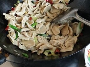 可以再点入少许酱油入味