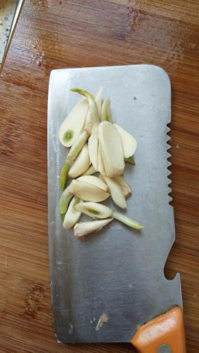 切两半蒜备用