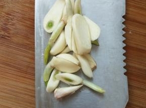 切两半蒜备用