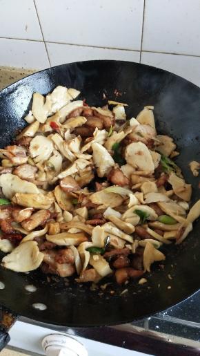 加入蒜片加入适量盐入味