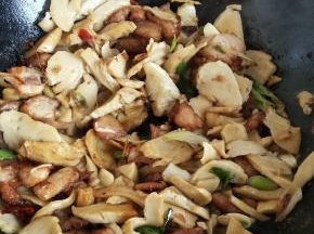 加入蒜片加入适量盐入味