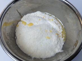 加入过筛的低筋面粉、泡打粉、小苏打、盐、椰蓉