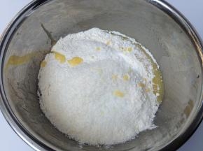 加入过筛的低筋面粉、泡打粉、小苏打、盐、椰蓉