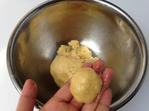 取30g的面团为一个小剂子，在手心搓圆