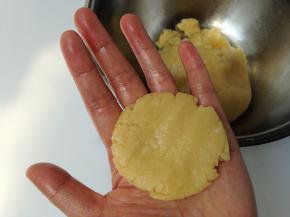 然后按扁成一个圆形