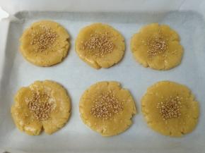 依次摆入烤盘，刷上蛋液，撒上白芝麻