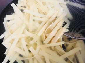 放入豆腐皮焯一下水，去除豆腥味