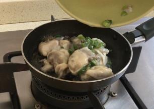 油热加入生蚝，小火慢煎